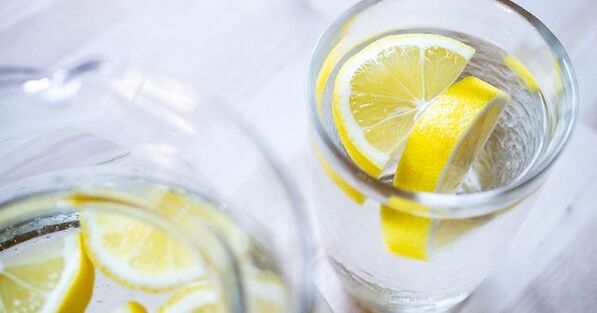 L'ajout de jus de citron à l'eau facilitera le suivi d'un régime à base d'eau. 