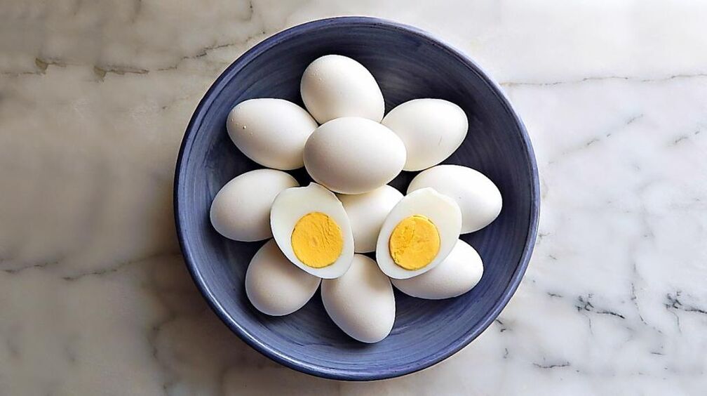 Les œufs de poule sont un produit nécessaire dans l'alimentation chimique. 