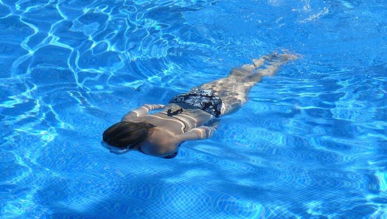 La natation, comme tout autre sport, est une bonne habitude pour perdre du poids. 