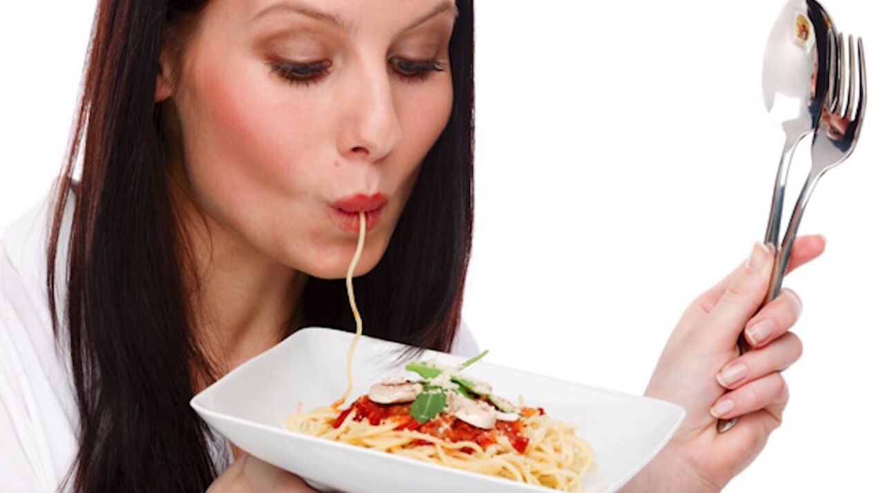 femme mangeant des spaghettis pour mincir son ventre