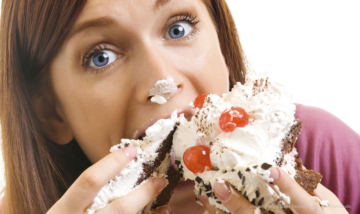 fille mangeant un gâteau et améliorant la façon de perdre du poids