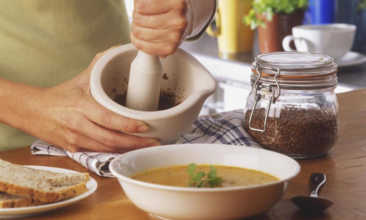 Ajouter des graines de lin à la soupe pour une bonne fonction intestinale
