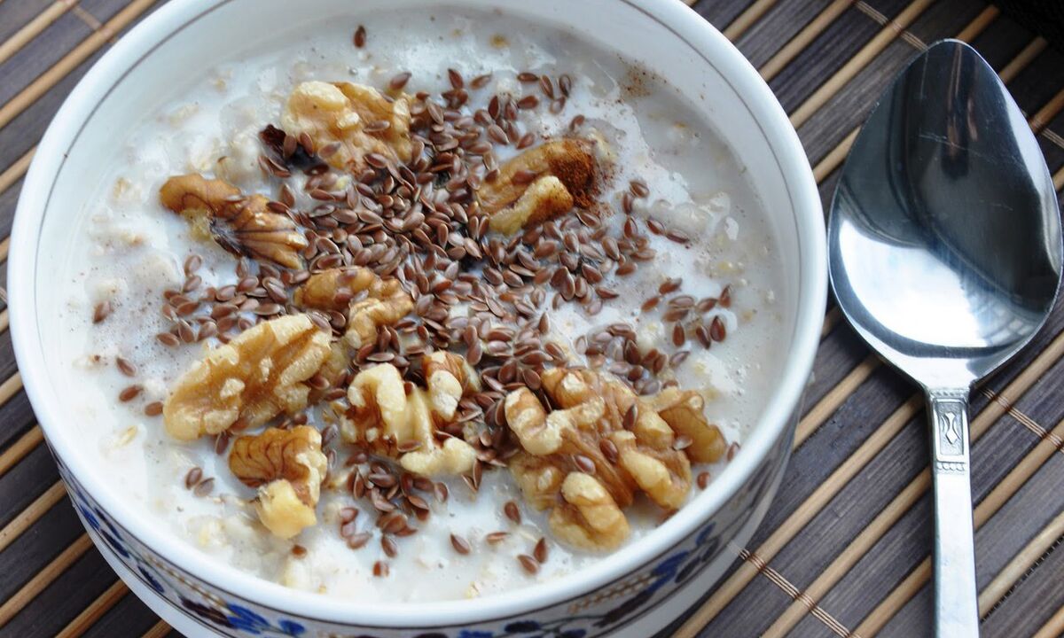 Bouillie de graines de lin avec du lait un petit-déjeuner sain dans le régime alimentaire de ceux qui perdent du poids