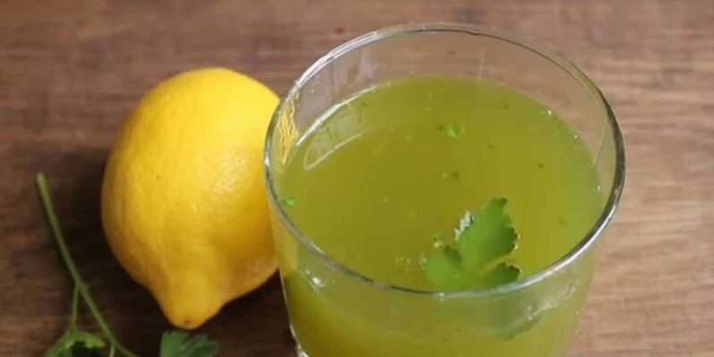cocktail de citron avec du persil pour maigrir