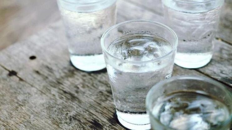 Lorsque vous utilisez des diurétiques pour perdre du poids, vous devez boire beaucoup d'eau. 
